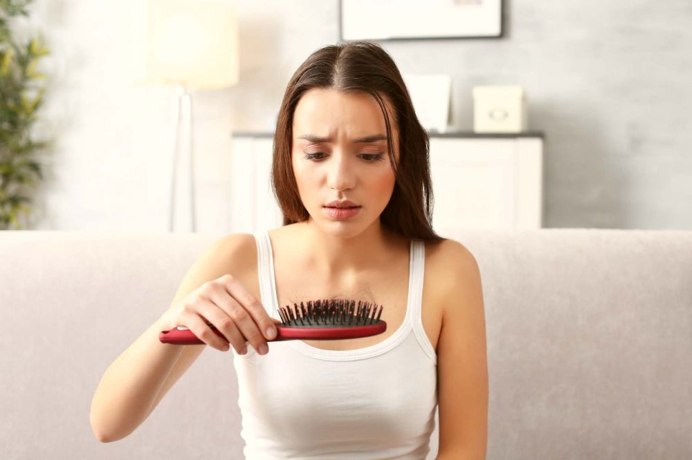 Padání a šedivění vlasů u žen. Jak zastavit vypadávání vlasů a oddálit šedivění?
